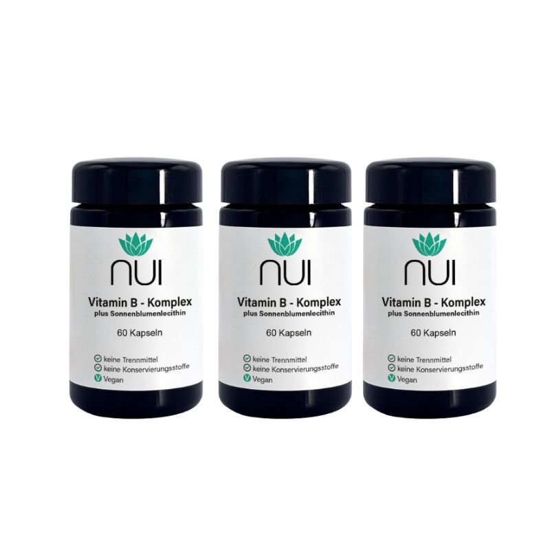 Drei Flaschen NUI Vitamin B-Komplex. Schwarze Deckel, weiße Etiketten mit Produktinformationen. 60 Kapseln pro Flasche.