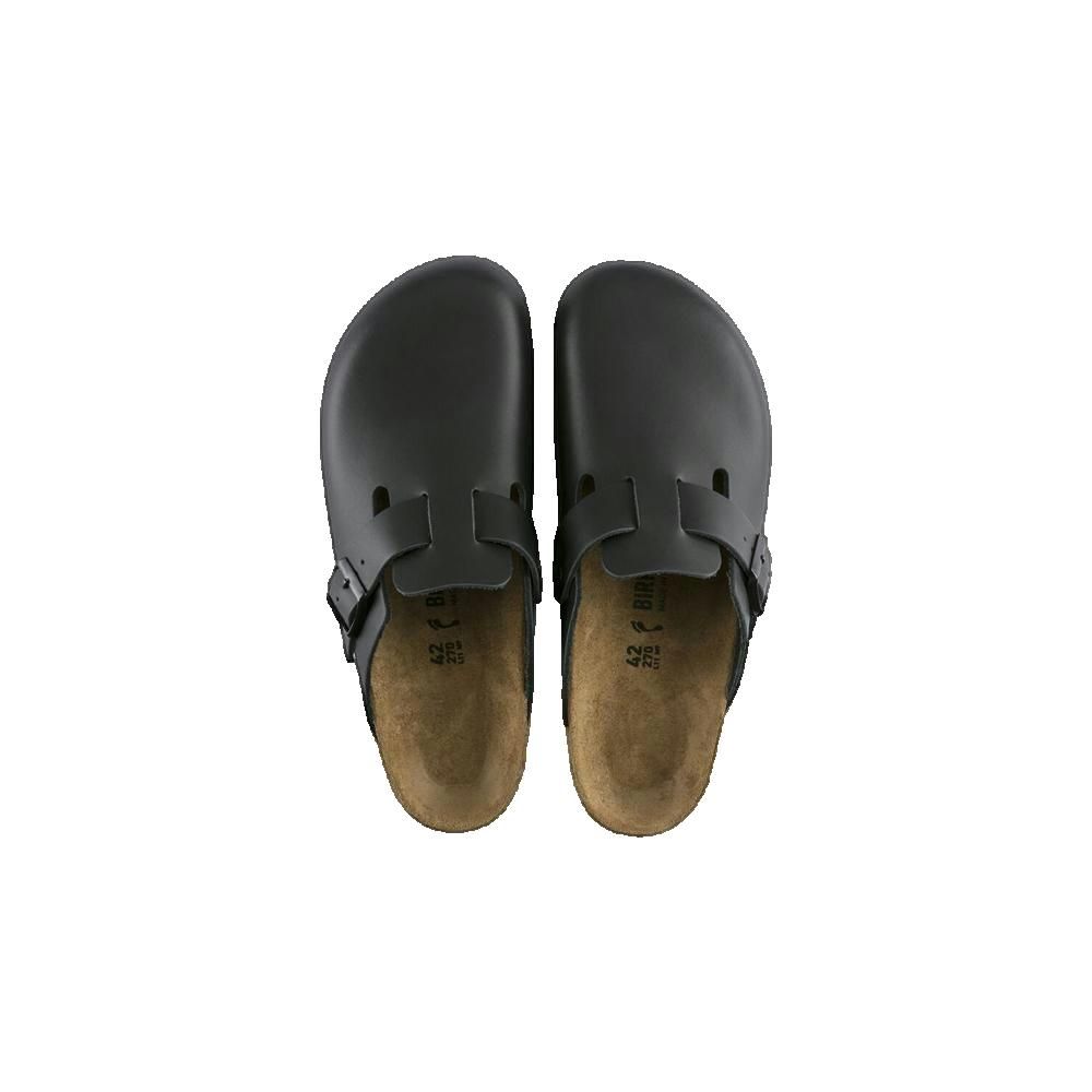 Paio di zoccoli Birkenstock Boston neri, vista dall'alto. Fibbie e plantari in sughero visibili. Taglia 42.