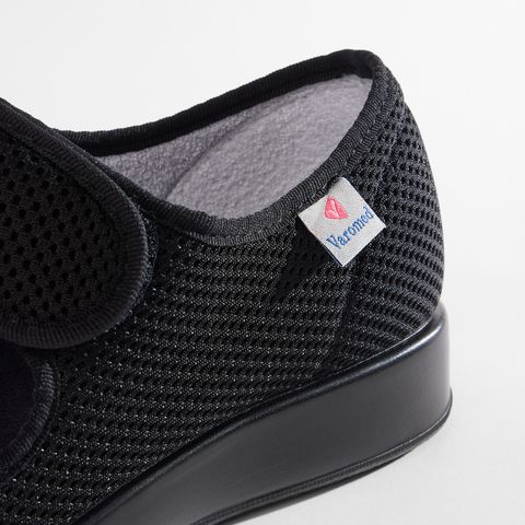 Dunkelblaue Sandale mit Klettverschluss und Mesh-Obermaterial.