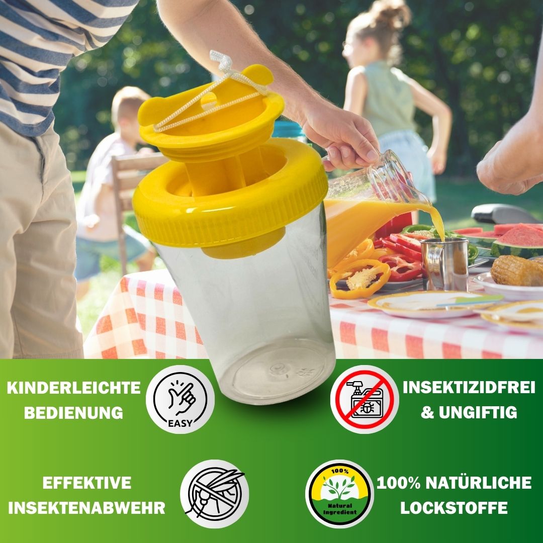 Transparente Insektenfalle mit gelbem Deckel. Person gießt Flüssigkeit hinein. Text: "Kinderleichte Bedienung".