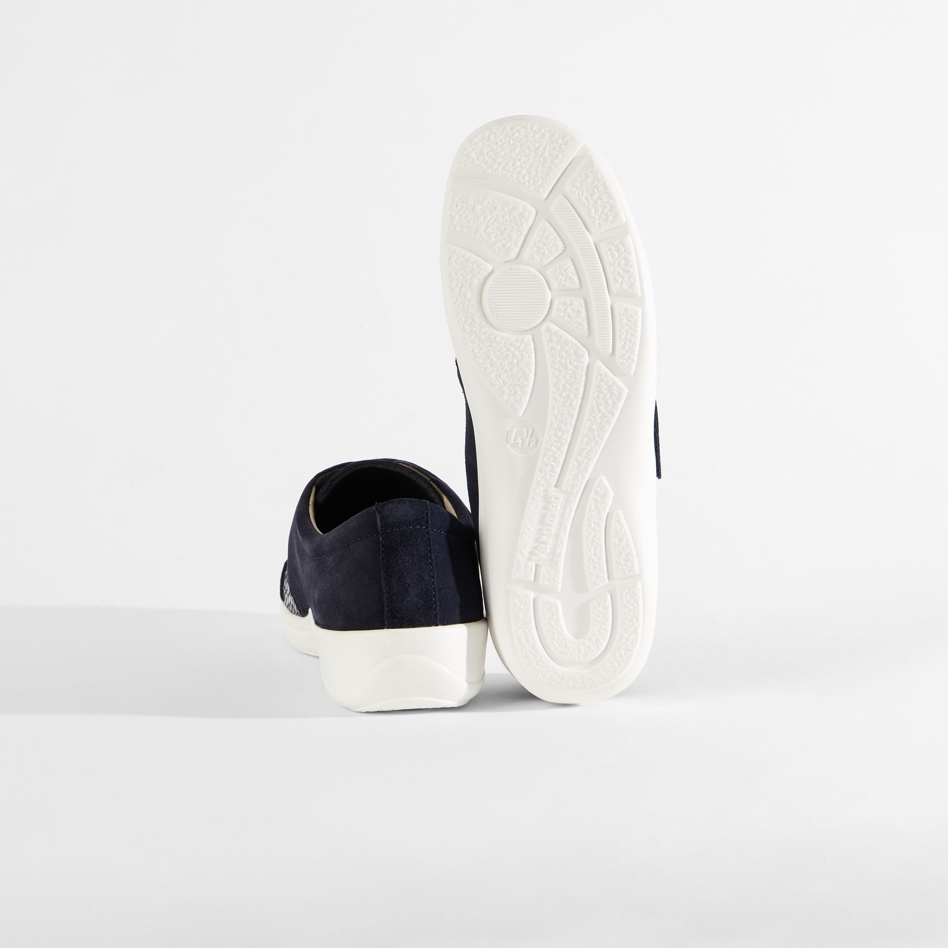 Dunkelblaue Damenschuhe mit Klettverschluss und weißer Sohle.
