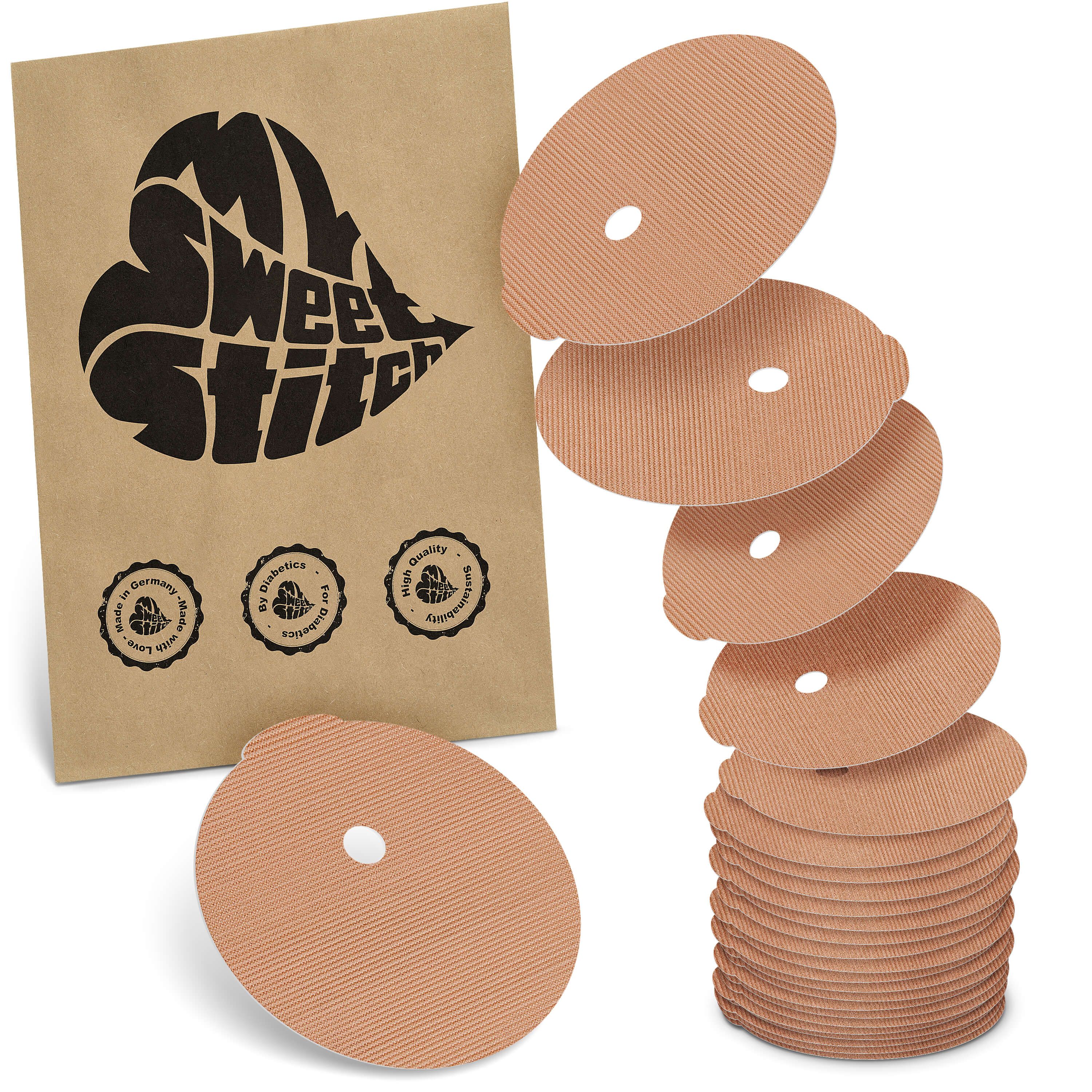 Braune Verpackung mit Logo und Text: MySweetStitch. Stapel von runden, hautfarbenen Patches mit Loch. Einige Patches liegen daneben.