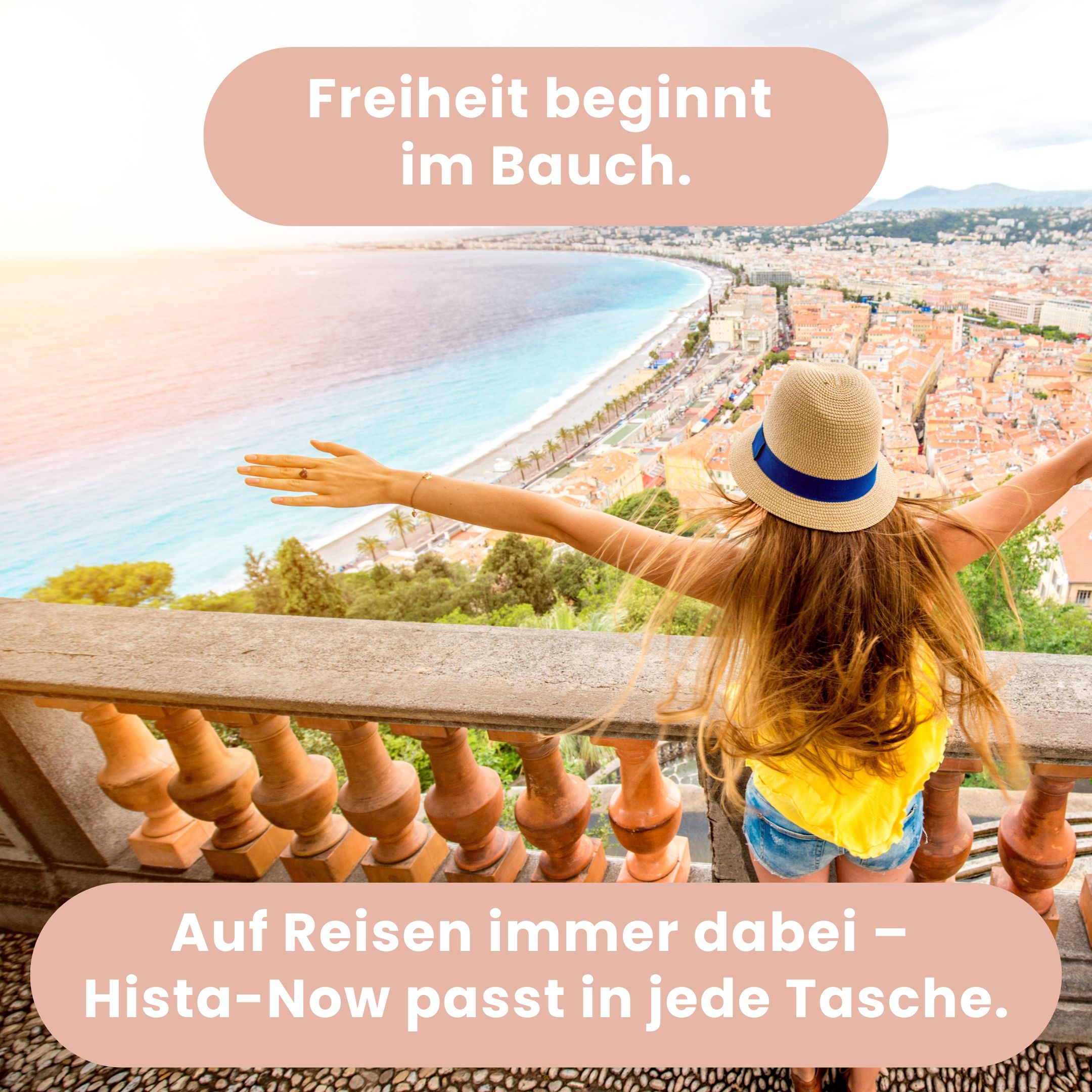 Frau mit Hut auf Balkon mit Meerblick. Text: Freiheit beginnt im Bauch. Auf Reisen immer dabei – Hista-Now passt in jede Tasche.