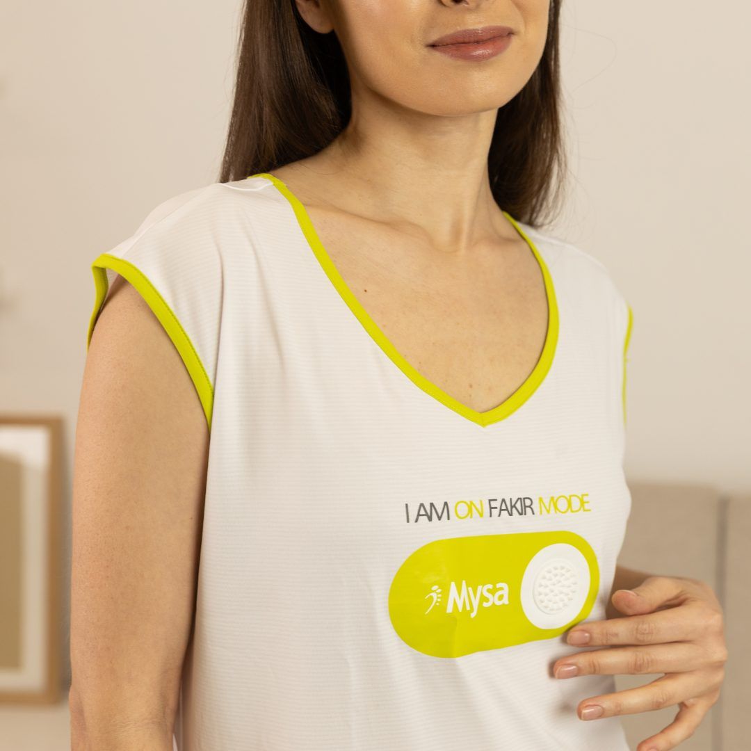 Nahaufnahme einer Frau in weißem T-Shirt mit gelben Akzenten. Auf der Brust ist ein Logo mit Text.