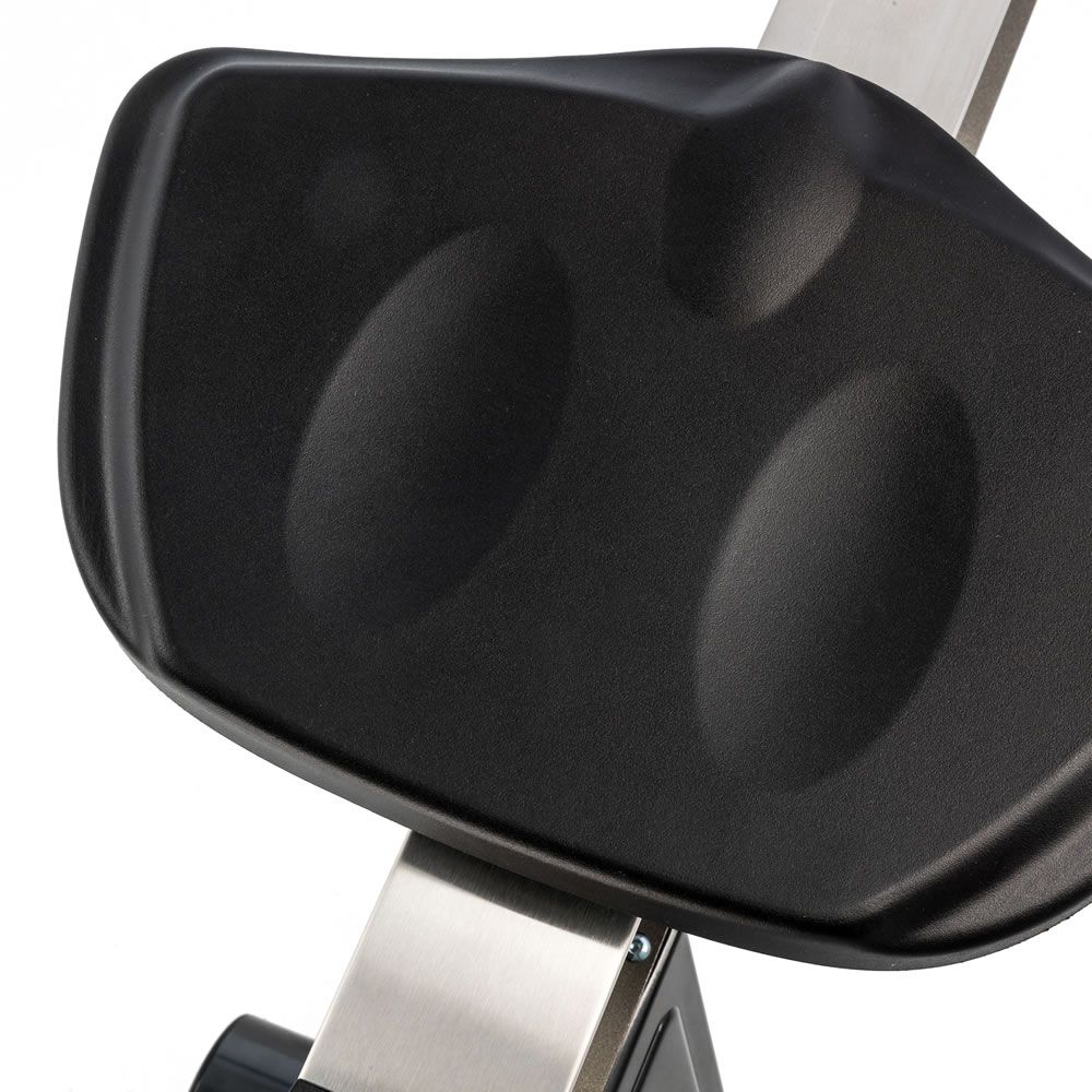 Schwarzer, ergonomisch geformter Sitz mit zwei Vertiefungen.