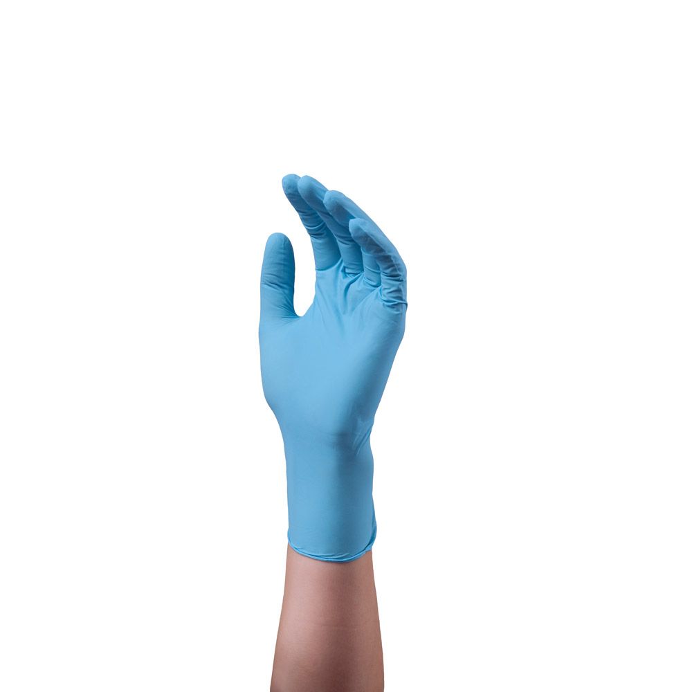 Blauer Untersuchungshandschuh aus Nitril. Der Handschuh ist auf einer Hand getragen. Der Arm ist sichtbar.