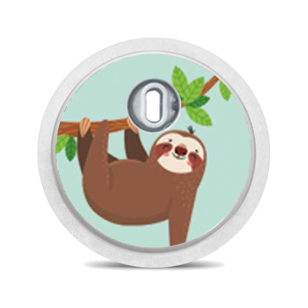 Runder Aufkleber mit Faultier an einem Ast hängend. Weißer Rand, Loch in der Mitte. Hintergrund: gelb.