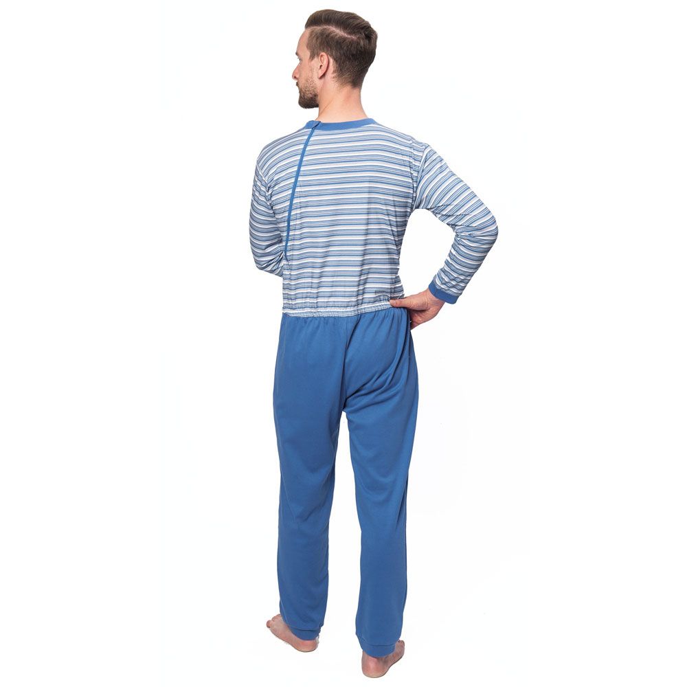 Gestreifter Pflegeoverall, Rückansicht. Blau-weiß gestreiftes Oberteil, blaue Hose. Rückenreißverschluss sichtbar.