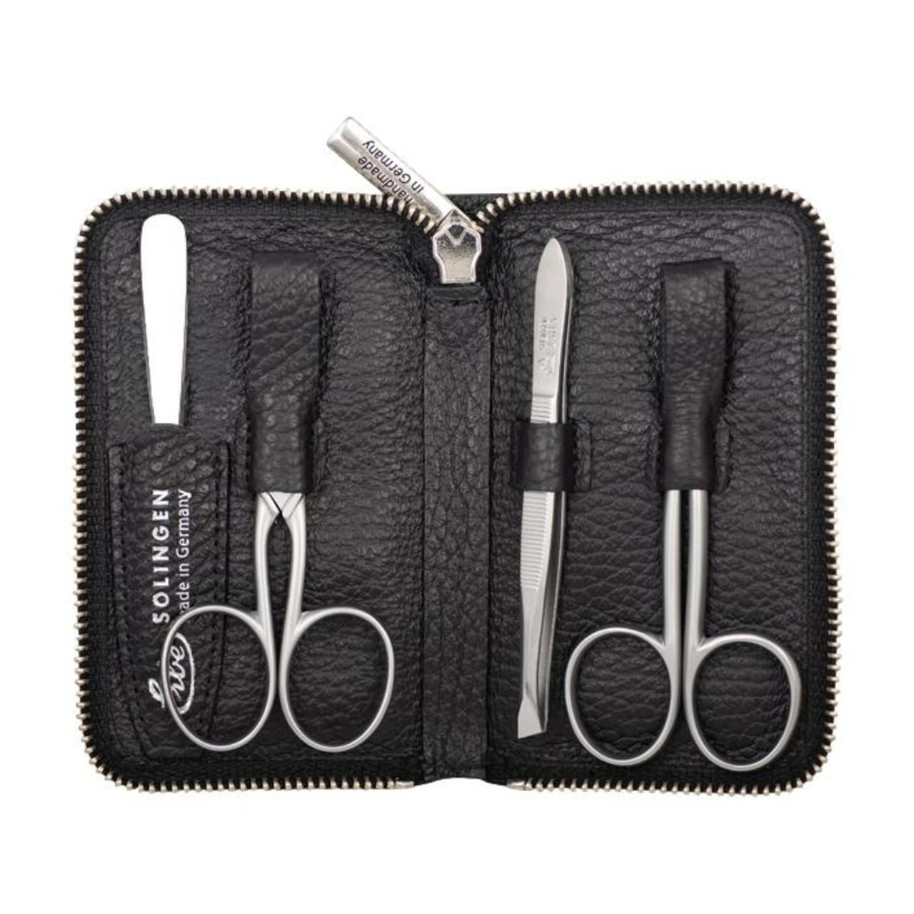 Schwarzes Leder-Etui mit Reißverschluss, geöffnet. Enthält Nagelschere, Pinzette, Nagelfeile und Hautschere. „Solingen“ und „handmade in Germany“.