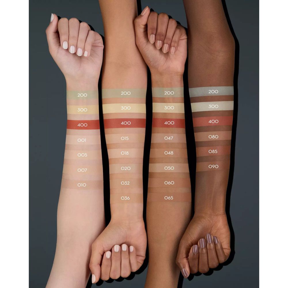 Arme mit Concealer-Farben. Verschiedene Hauttöne mit Farbtönen von 001 bis 090. Produktname nicht sichtbar.