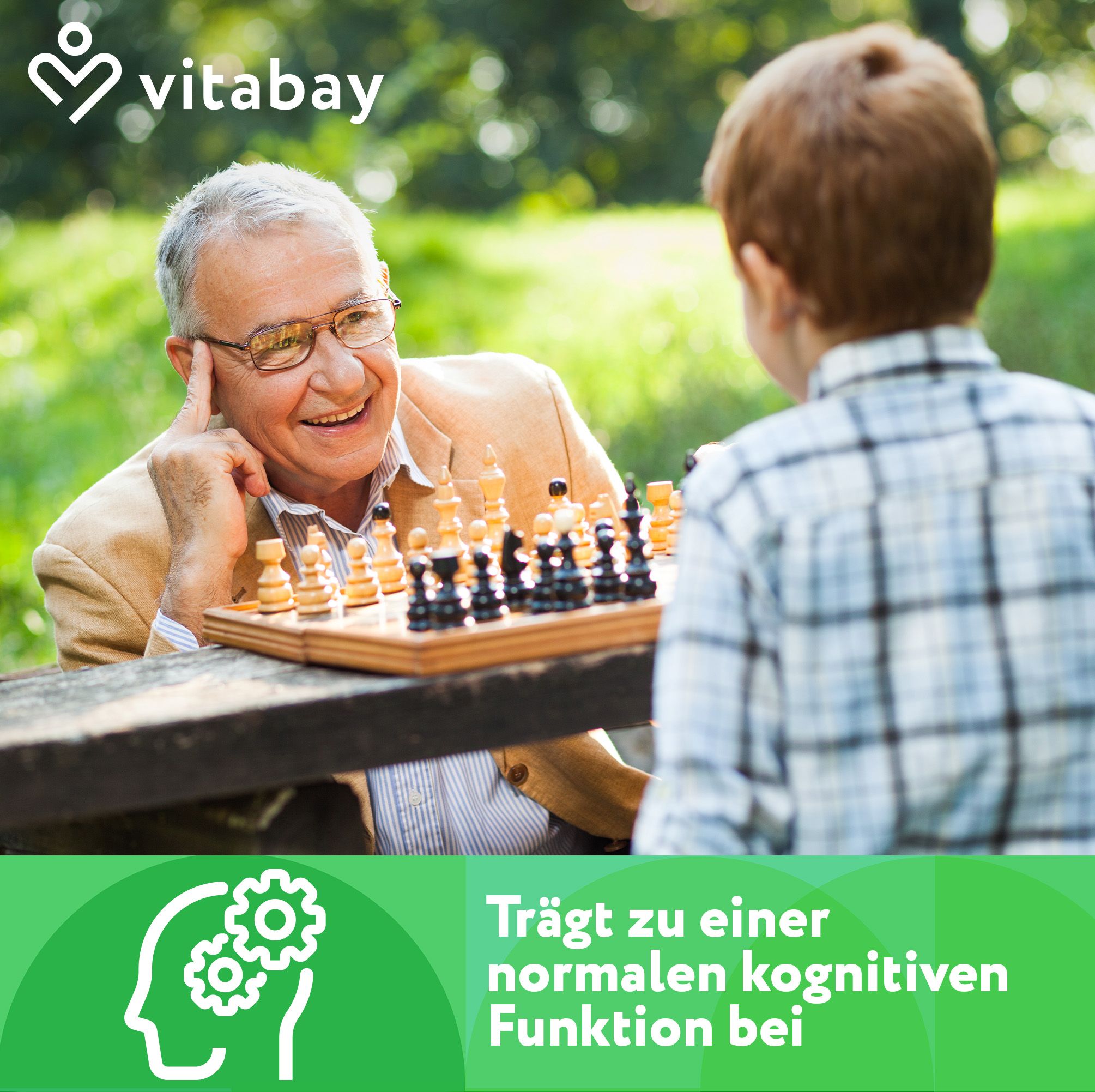 Mann und Junge spielen Schach. Text: Trägt zu einer normalen kognitiven Funktion bei. Logo: Vitabay.