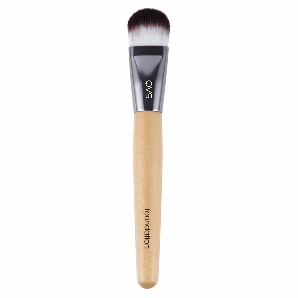 Make-up Pinsel mit hellem Holzgriff. Schwarze und weiße Borsten. Metallfassung mit QVS-Logo. Aufschrift "Foundation".