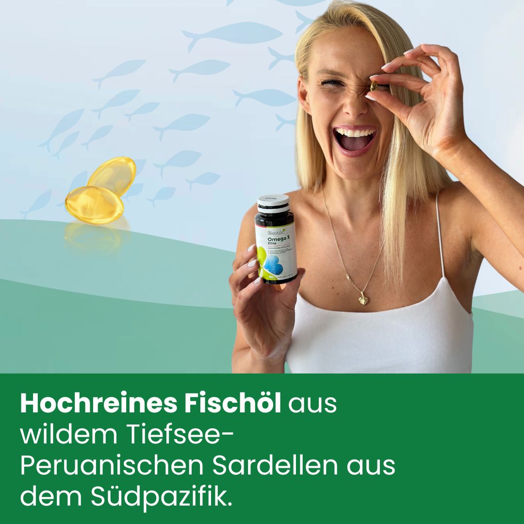 Frau hält eine Kapsel. Biostile Omega 3 Elite Flasche. Aufschrift: Hochreines Fischöl. Hintergrund: Meer und Fische.