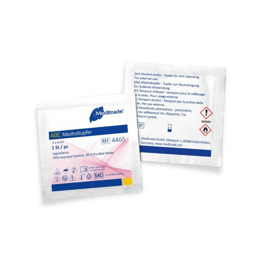 Zwei weiße Beutel mit Produktinformationen. Auf einem steht "ABE Alkoholtupfer 3 x 6 cm". Das Logo von Meditrade ist sichtbar.
