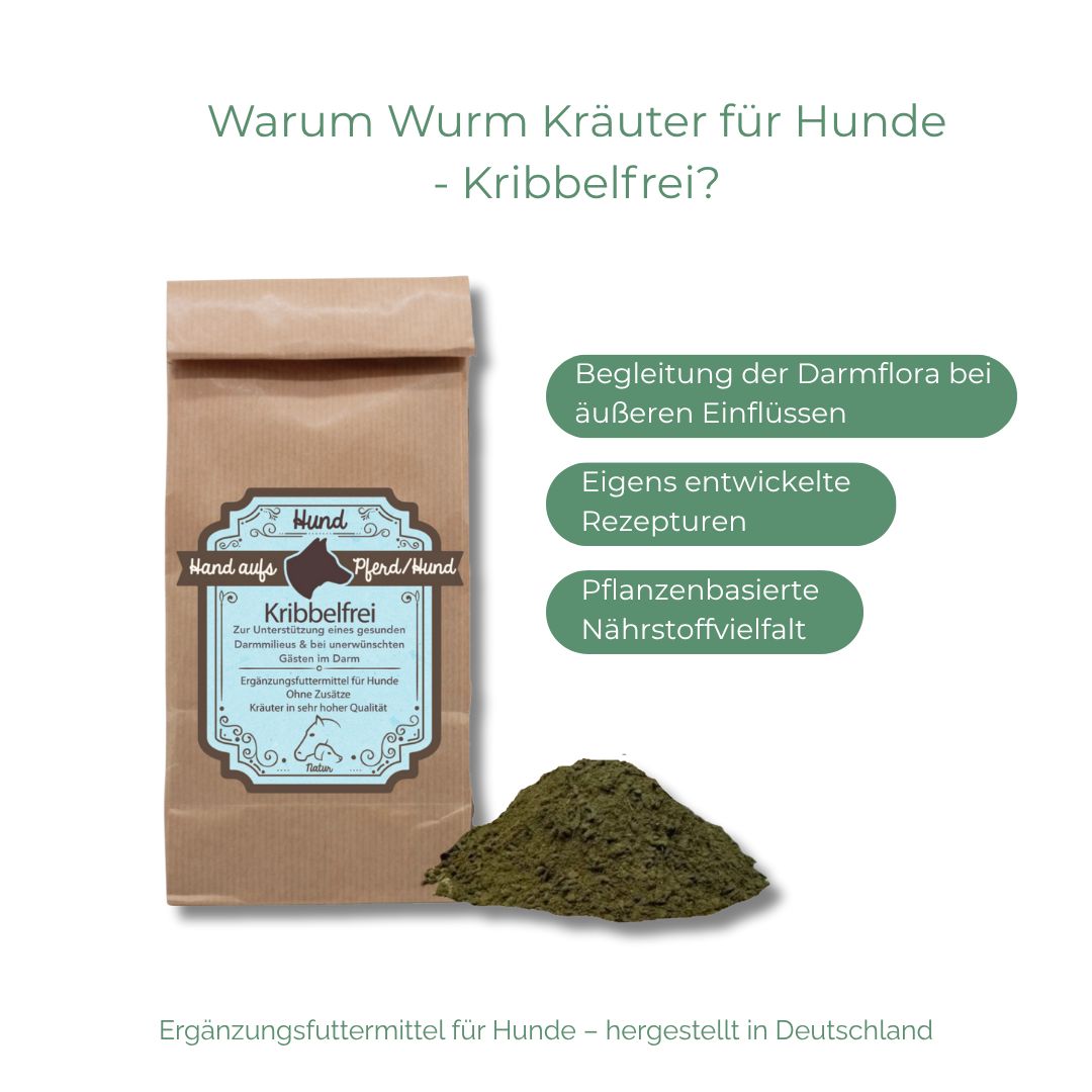 Braune Papiertüte mit blauem Etikett, Kräuterhaufen daneben. Text: Warum Wurm Kräuter für Hunde - Kribbelfrei? Ergänzungsfuttermittel für Hunde.