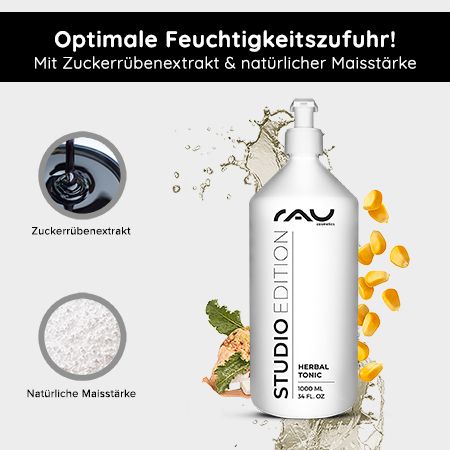 Die Flasche RAU Cosmetics Herbal Tonic wird mit Zuckerrohrextrakt und natürlicher Maisstärke beworben, um eine optimale Feuchtigkeitszufuhr zu gewährleisten. Die weiße Flasche hat einen Pumpkopf und trägt die Aufschrift "STUDIO EDITION" und "HERBAL TONIC".