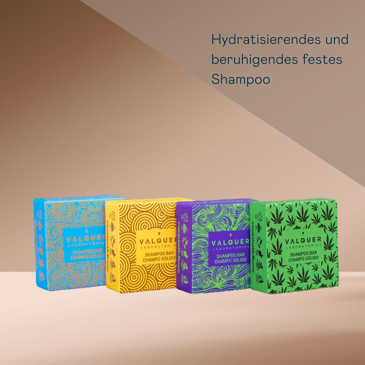 Vier rechteckige feste VALQUER Shampoo-Bars in bunten Kartons mit Cannabismotiv.