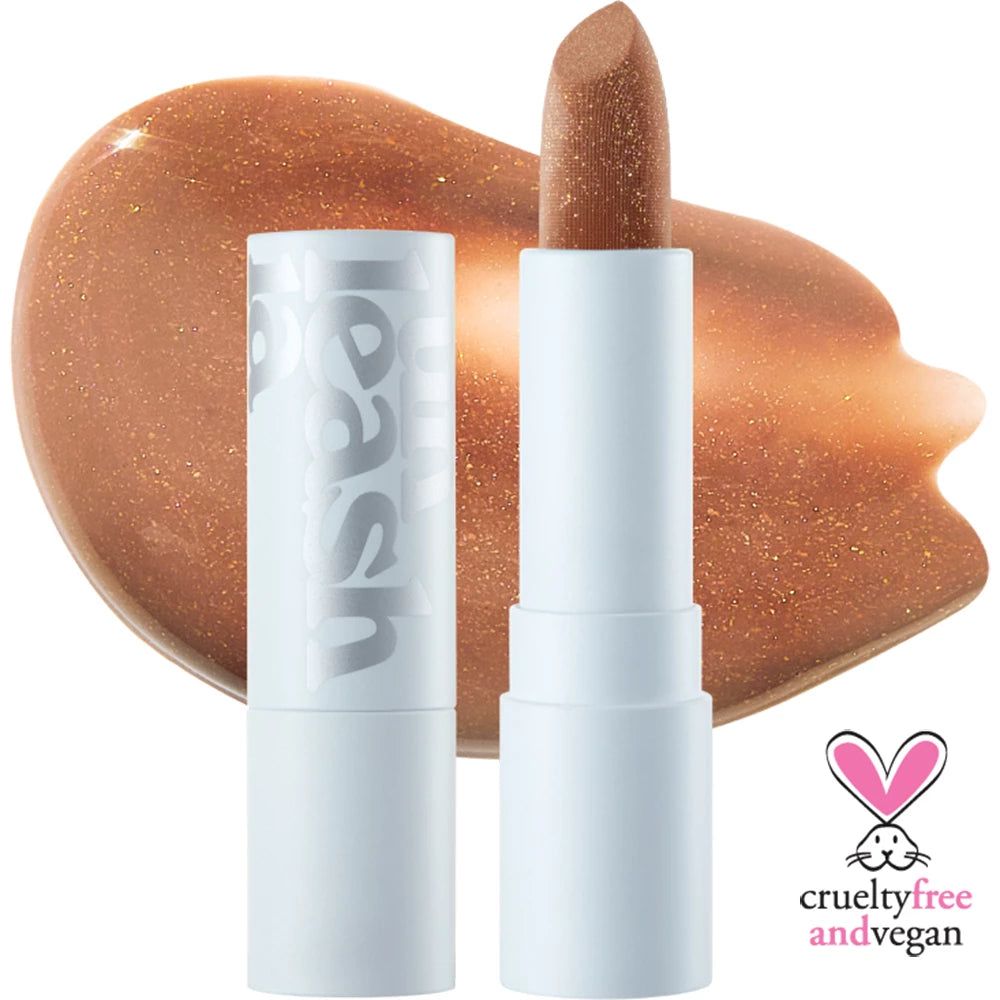 Weißer Lippenbalsam-Behälter mit Produkt. Glitzernder Lippenbalsam-Abstrich. Logo und Text: Cruelty Free and Vegan.