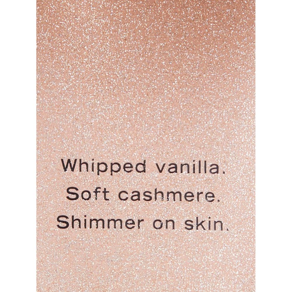 Text auf rosa Hintergrund: Whipped vanilla. Soft cashmere. Shimmer on skin.