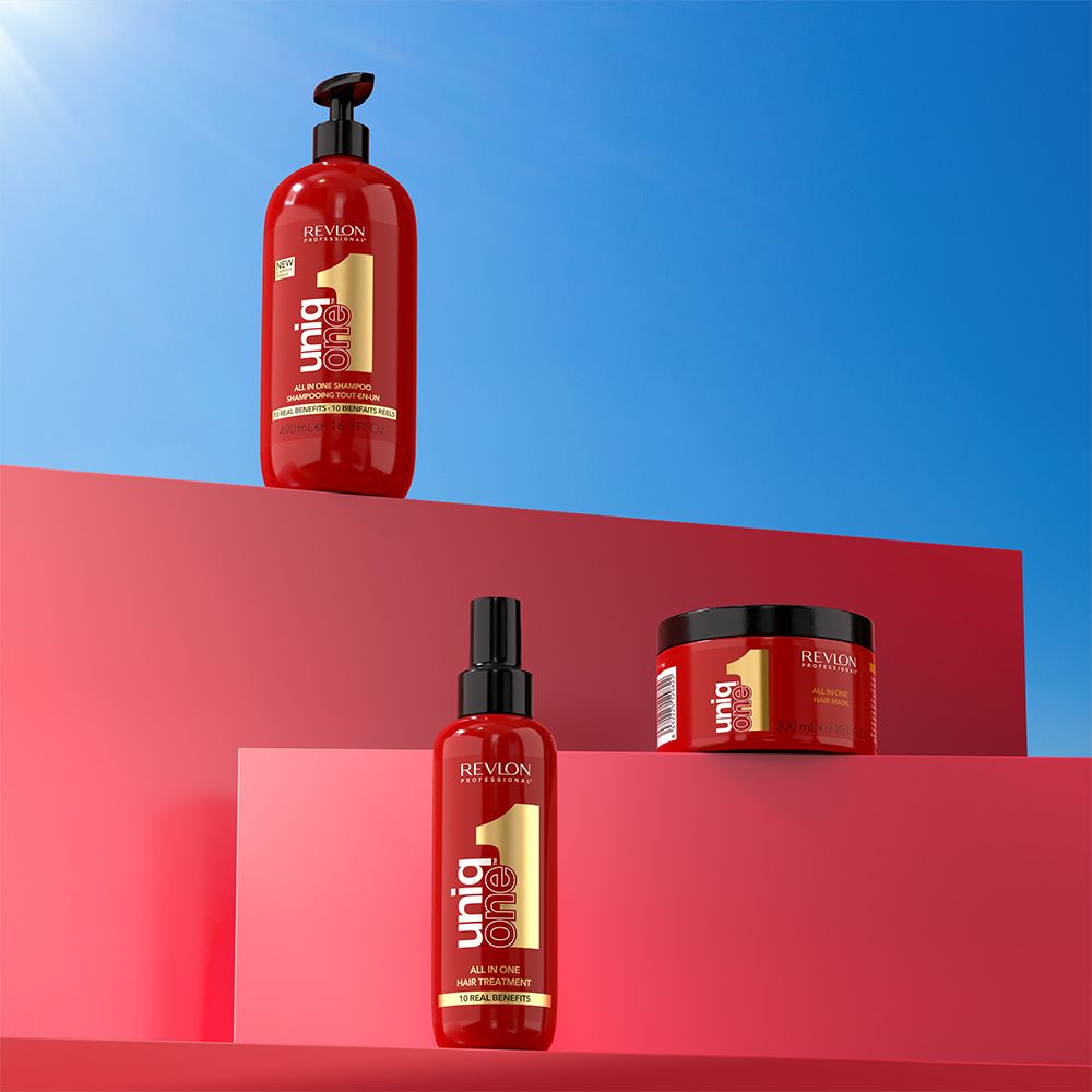 Drei Revlon Uniq One Produkte auf roten Podesten. Rote Flaschen und Tiegel.