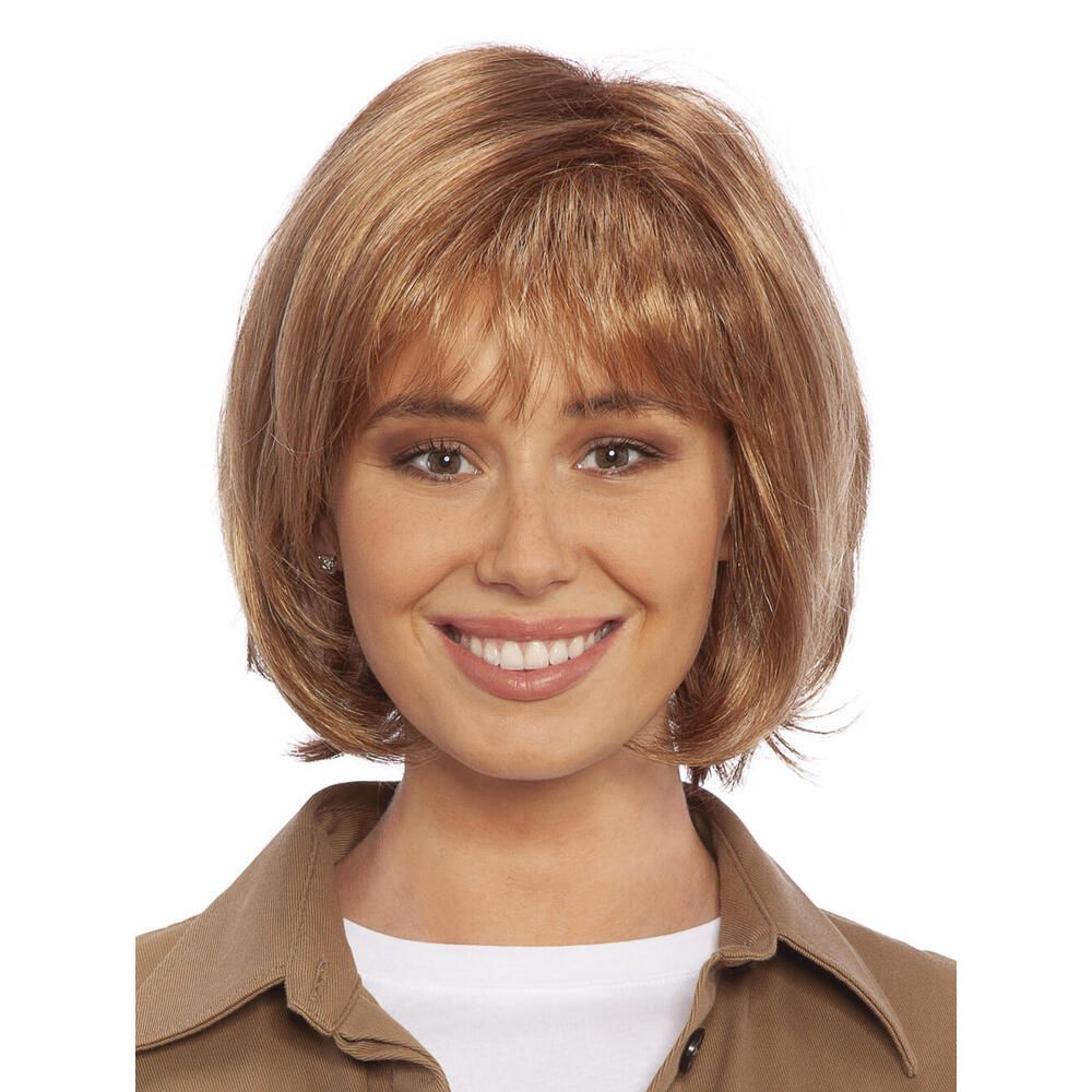 Perücke Maren von trendhair. Kurze, blonde Kunsthaarperücke mit Pony. Frontale Ansicht einer Frau.