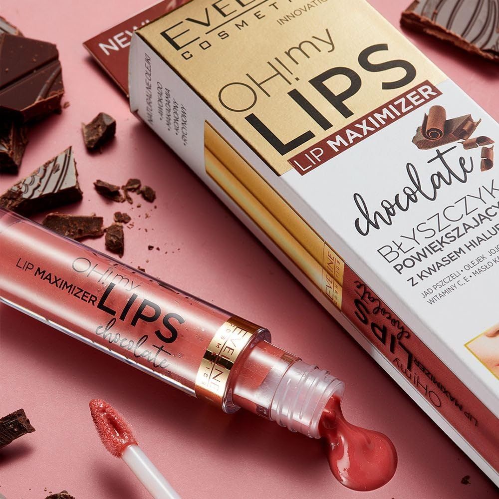 Eveline Cosmetics Oh! My Lips Lip Maximizer Chocolate. Tube mit Applikator, Produkt auf rosa Untergrund, Schokoladenstücke.
