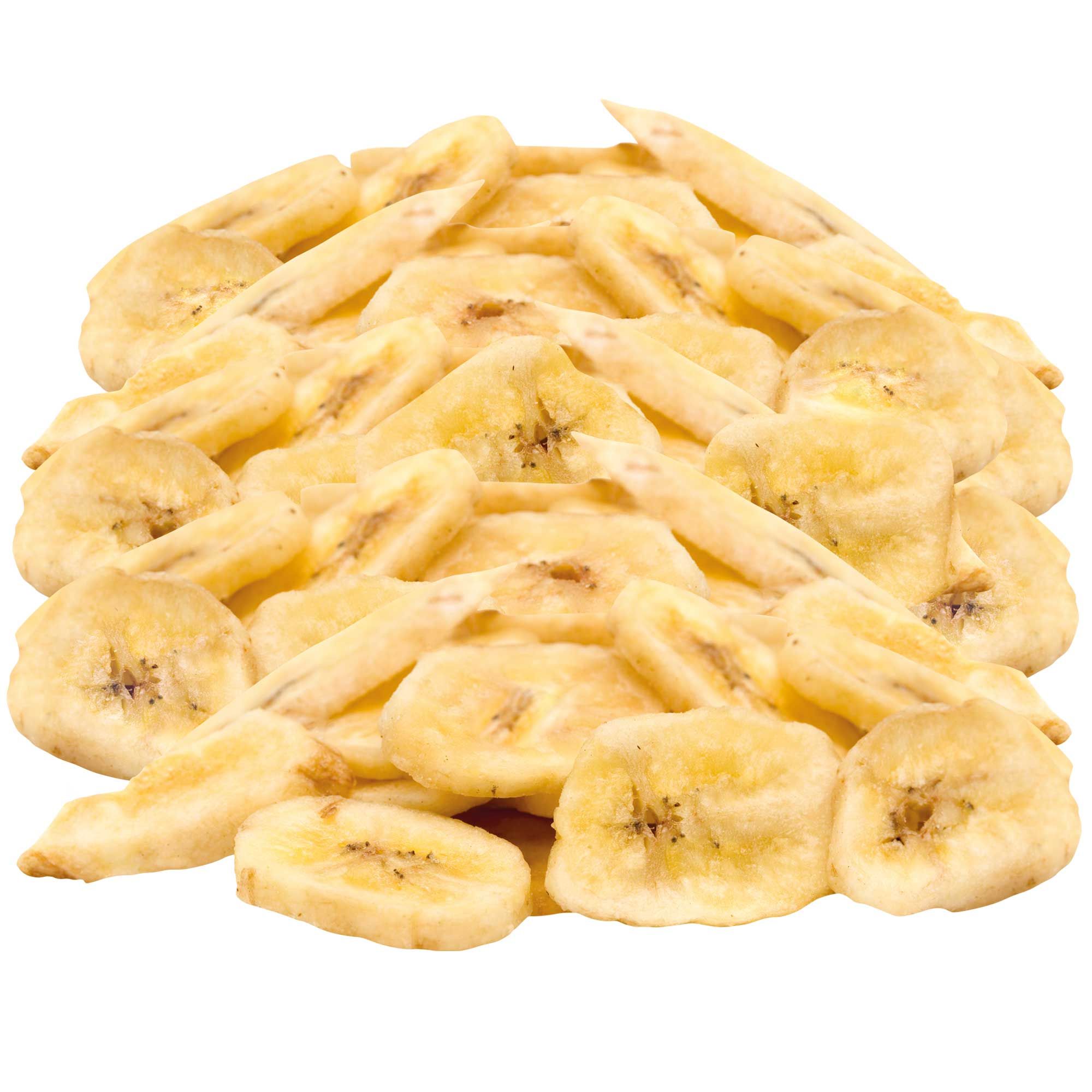 Haufen von Bananenchips, goldgelb und in Scheiben geschnitten, auf weißem Hintergrund.