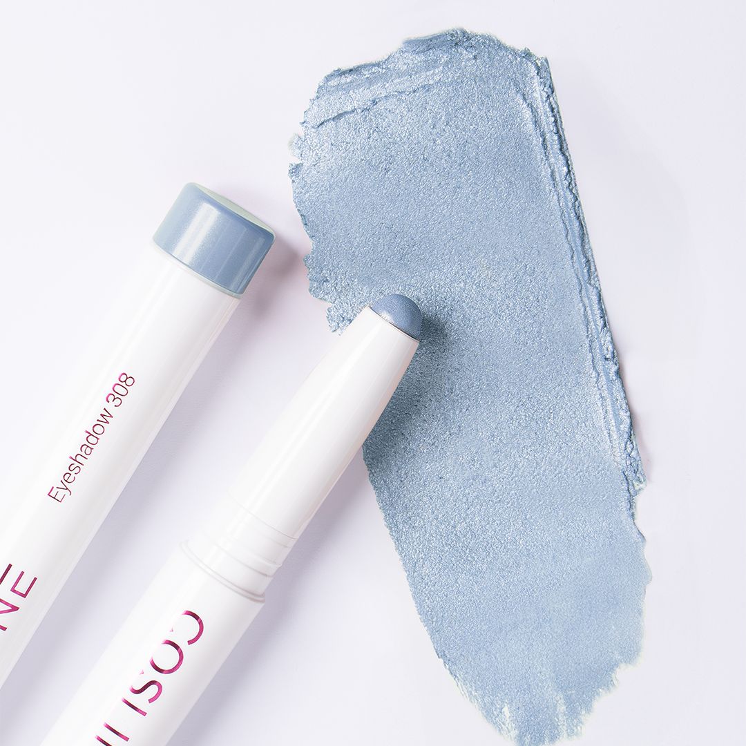 Zwei weiße Lidschattenstifte mit blauem Ende und ein Lidschatten-Abstrich. Aufschrift "COSLINE Eyeshadow 308".
