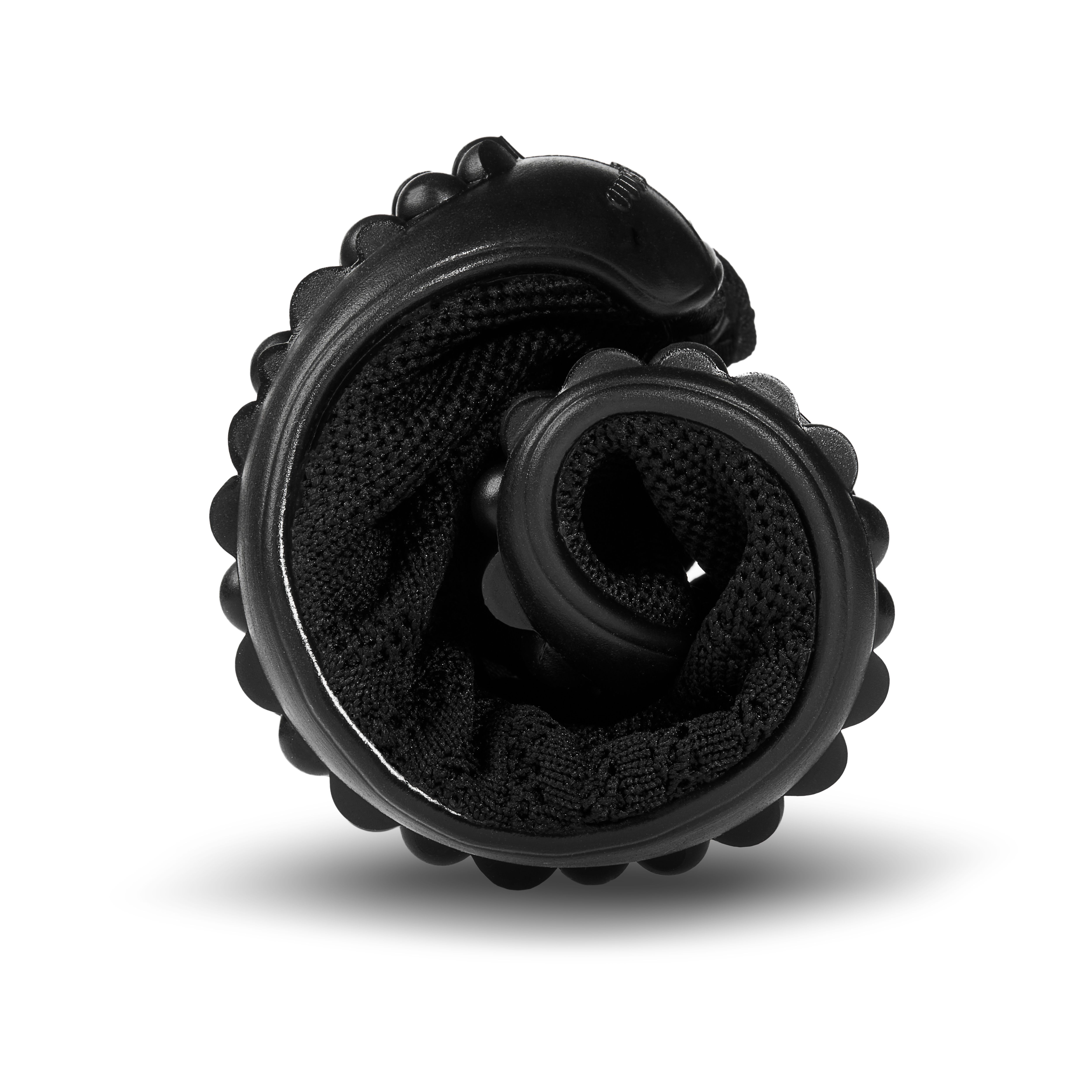Gerollter schwarzer Barfußschuh. Die Sohle hat Noppen. Der Schuh ist aus Stoff.