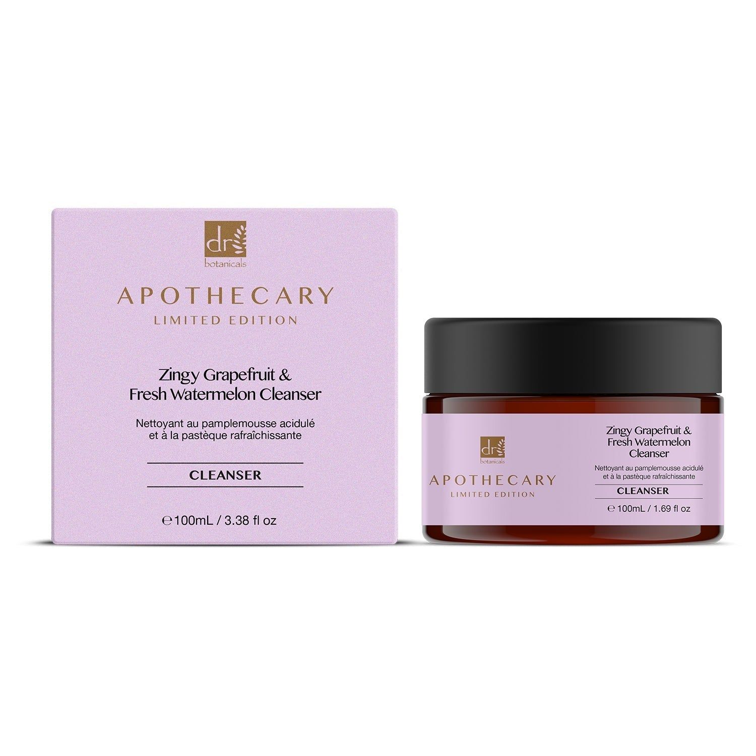 Produkt und Verpackung nebeneinander. Produkt: braunes Glas mit schwarzem Deckel. Verpackung: rosa Schachtel mit Produktnamen und Marke.