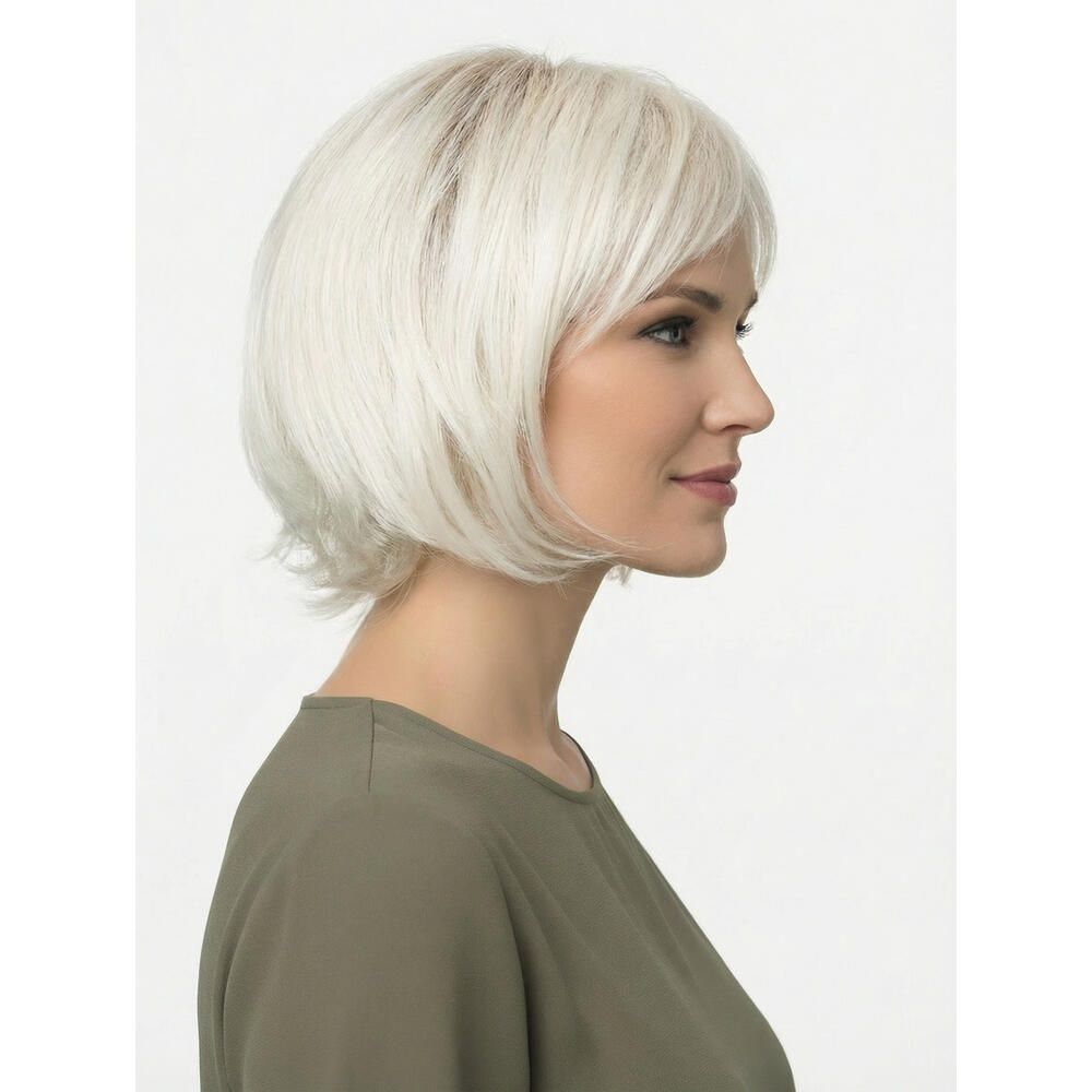 Perücke Maren von trendhair, blond, mit Pony und Bob-Schnitt. Frau im Profil, Blick nach links.