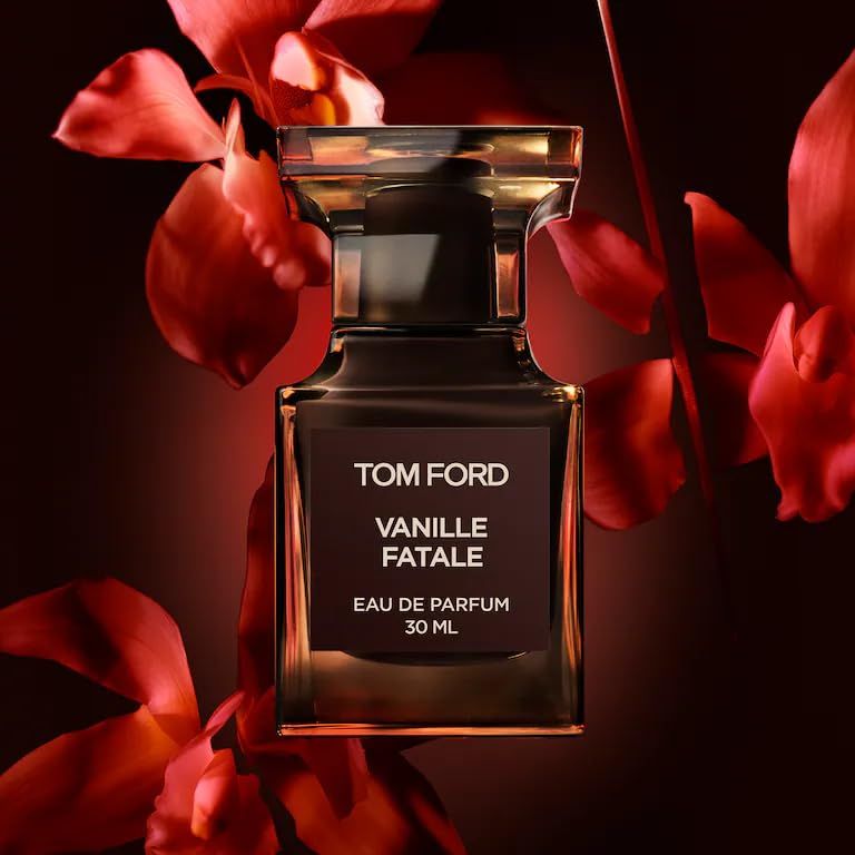 Parfümflakon mit Aufschrift TOM FORD VANILLE FATALE, 30 ml. Dunkles Glas, rechteckig, mit rotem Hintergrund und Blüten.