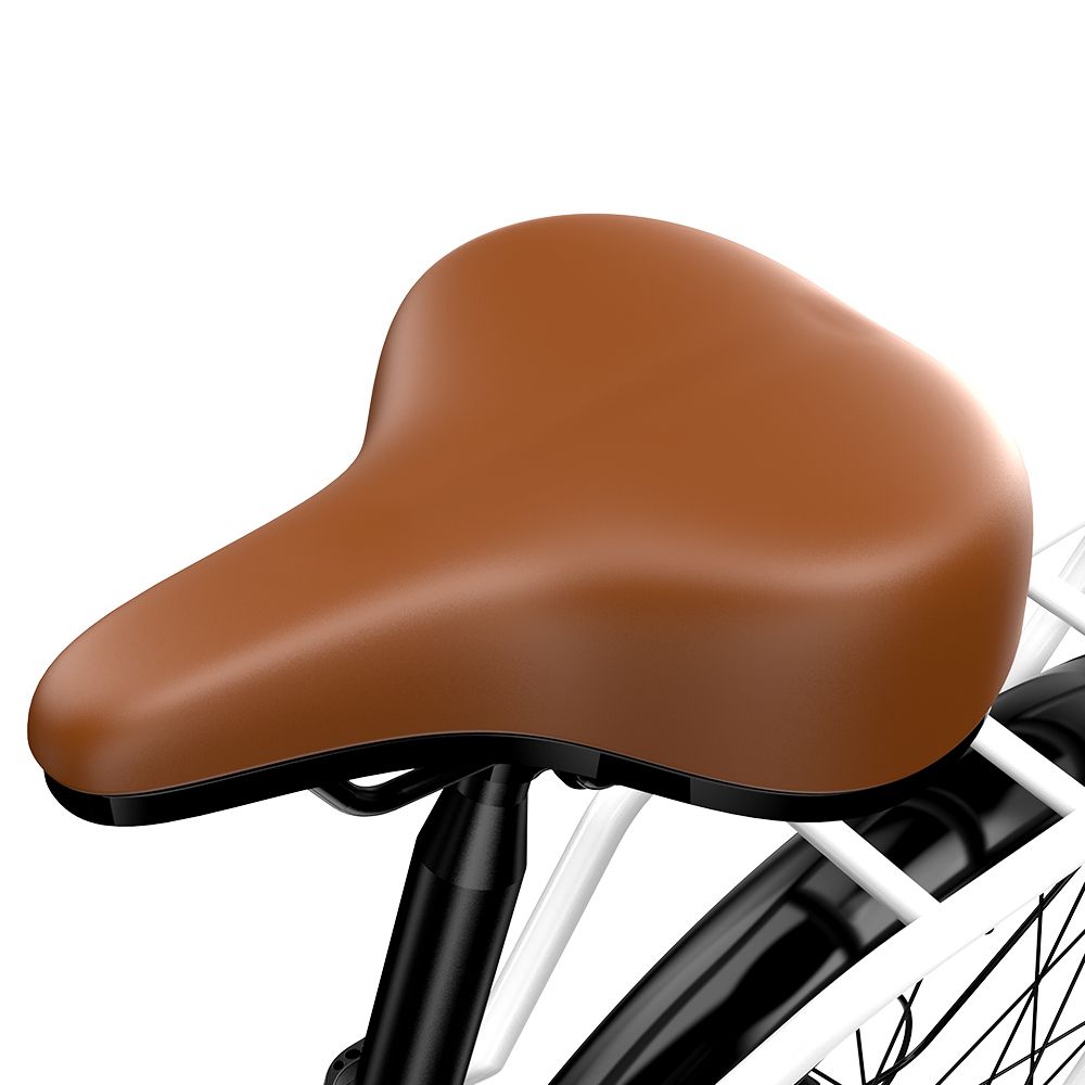 Brauner Fahrradsattel auf weißem Fahrrad. Schwarze Sattelstütze. Gepäckträger im Hintergrund.