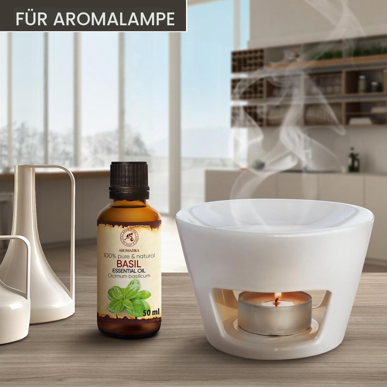 Weiße Duftlampe mit brennender Kerze und Dampf, daneben eine Flasche Basilikumöl.