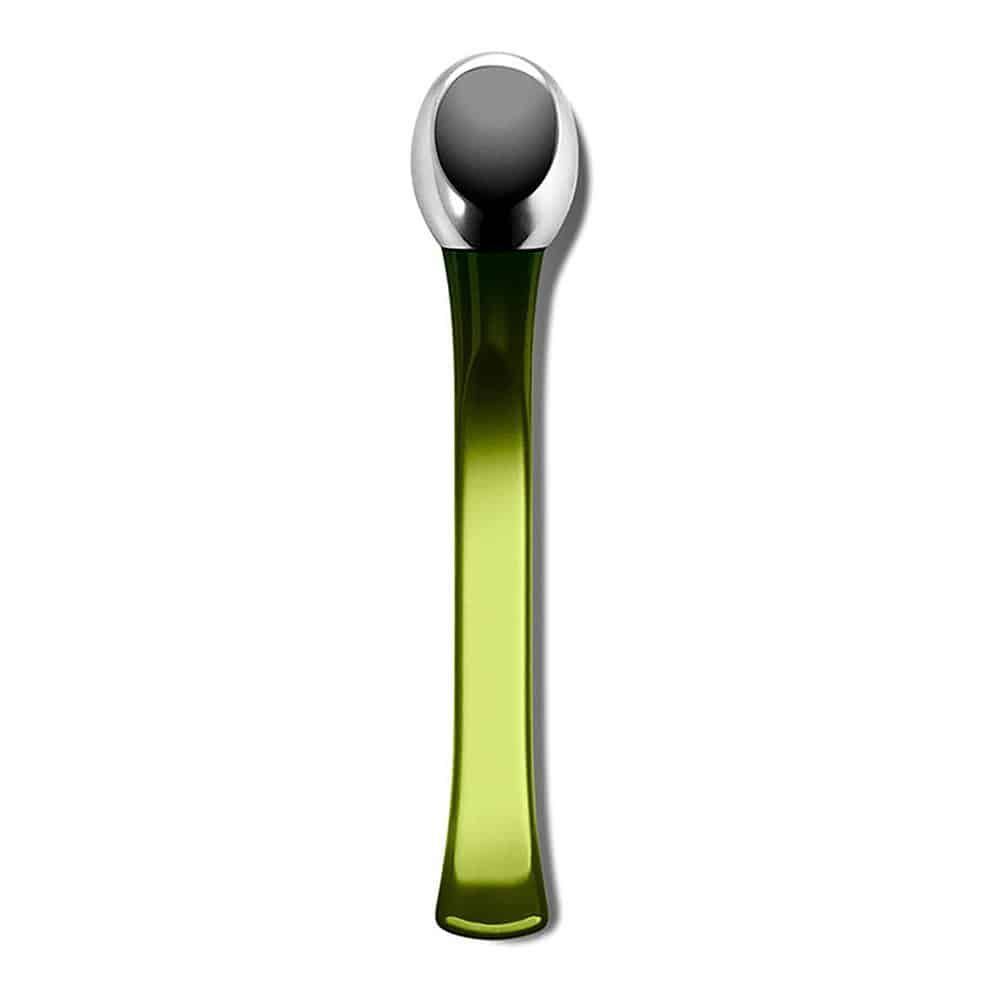 Grüner Applikator mit silbernem, ovalem Kopf.