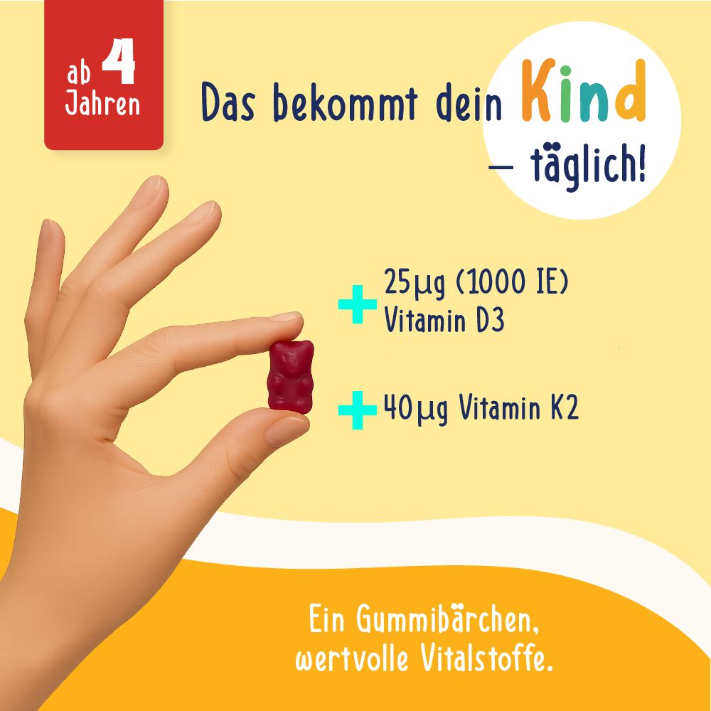 Hand hält ein rotes Gummibärchen. Text: 25µg Vitamin D3, 40µg Vitamin K2. Ab 4 Jahren. Ein Gummibärchen, wertvolle Vitalstoffe.