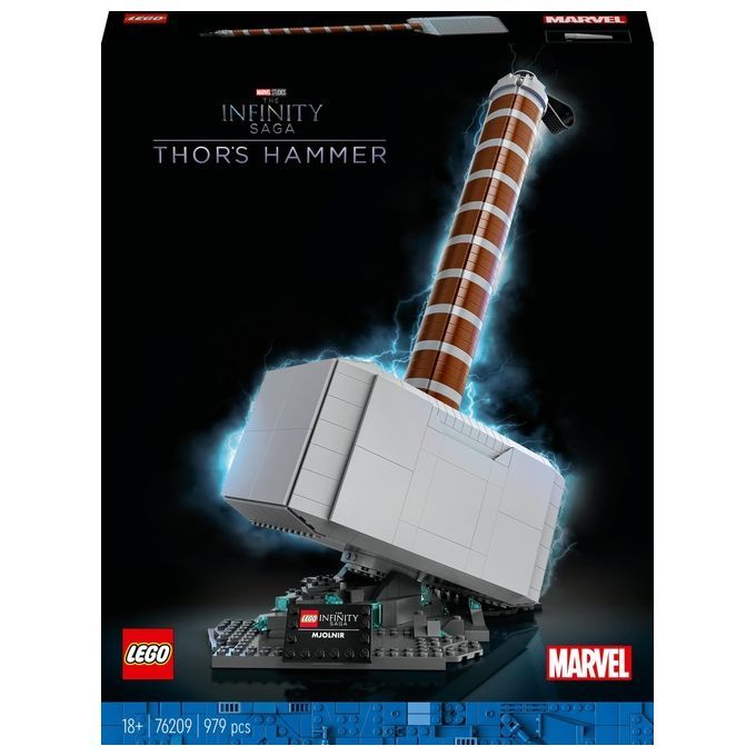 LEGO Marvel Avengers Martello di Thor. Il set mostra il martello su una base. Il martello è bianco e marrone, con il logo LEGO e il logo Marvel sulla confezione. Contiene 979 pezzi ed è adatto a persone dai 18 anni in su.
