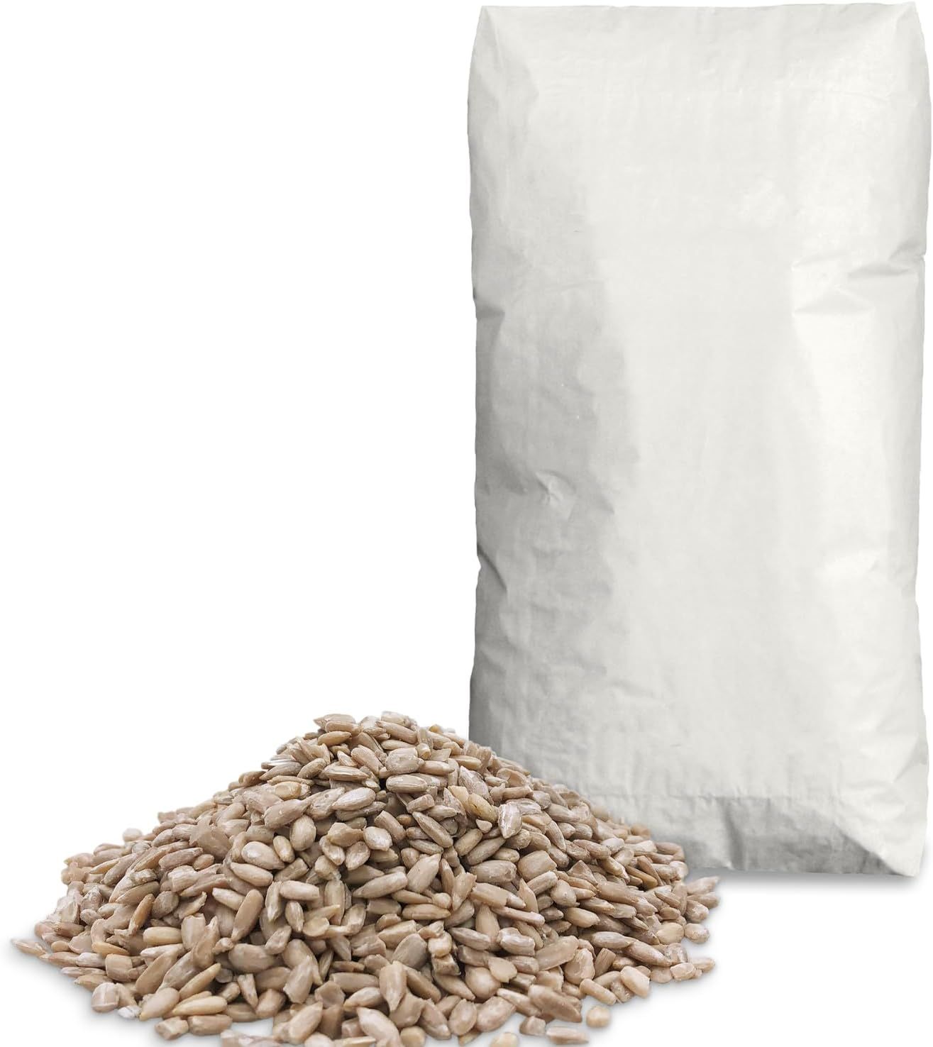 Haufen geschälter Sonnenblumenkerne neben einem weißen Papiersack.