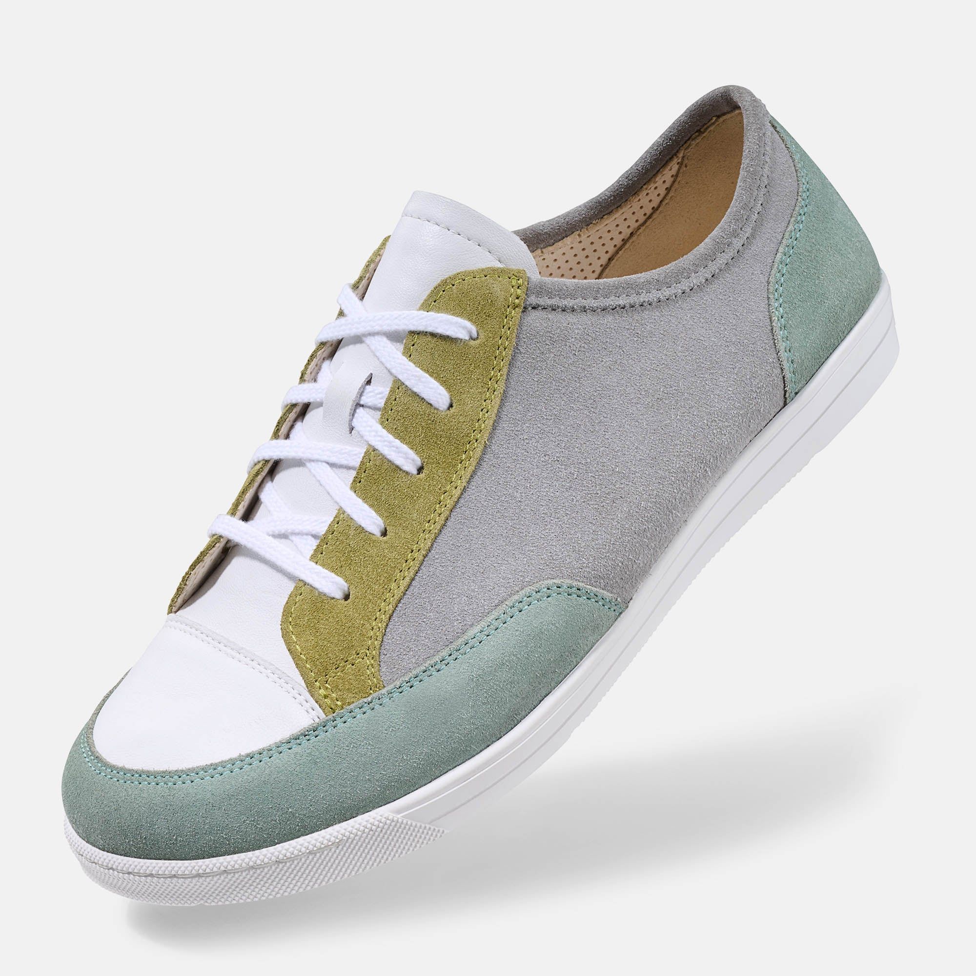 Grauer, weißer und grüner Schnürschuh. Weiße Schnürsenkel, Sohle. BÄR Schuhe Emma 2.0 Damen.