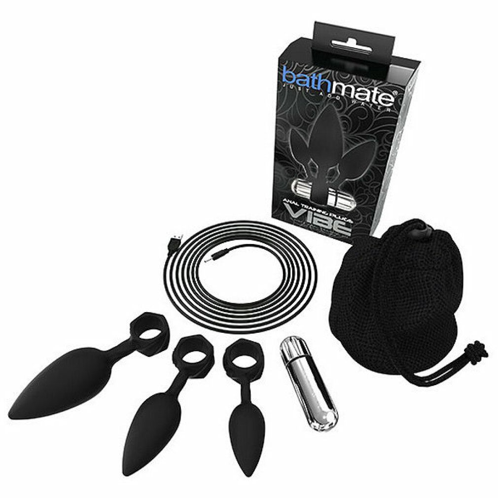 Set mit Analplugs, Vibrator, Ladekabel und Aufbewahrungsbeutel. Verpackung mit Produktnamen. Auf weißem Hintergrund.
