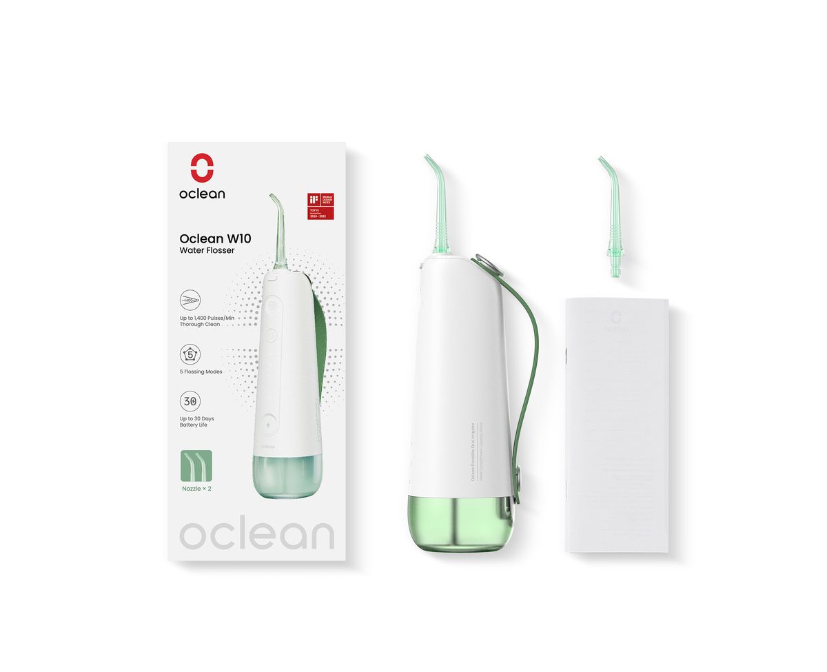 Oclean W10 Munddusche mit Verpackung, Zubehör und Ladegerät. Weiß-grün. Text auf der Verpackung.