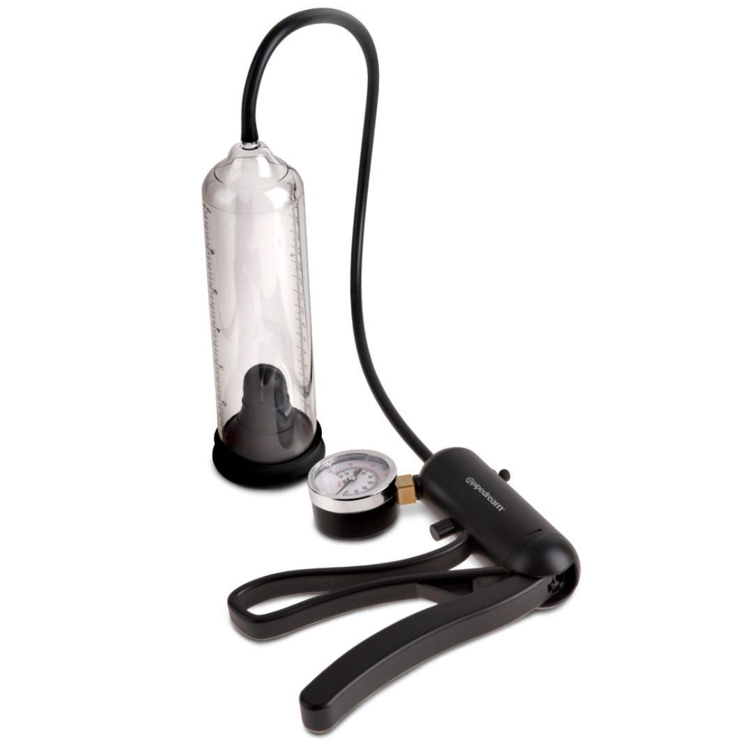 Pumpe mit Zylinder, Manometer und Griff. Schwarze Elemente, transparenter Zylinder mit Skala. Winkelansicht.