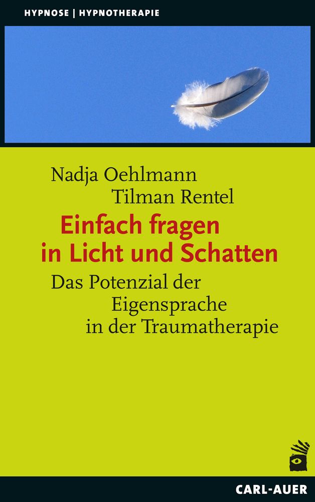 Buchcover: "Einfach fragen in Licht und Schatten". Autoren: Nadja Oehlmann, Tilman Rentel. Titel in Rot. Feder vor blauem Himmel. Verlag: Carl-Auer.