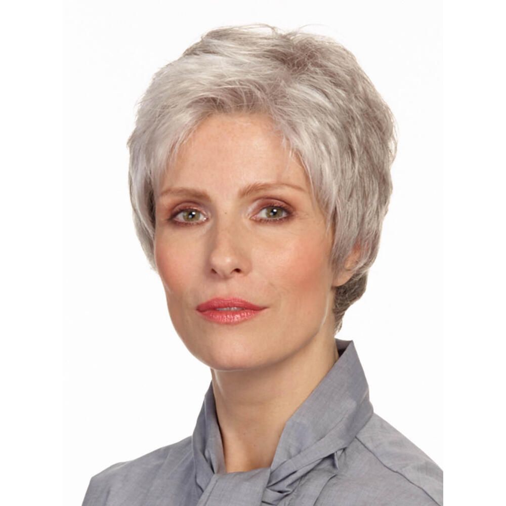 Kurzhaarperücke, graues Haar. Frau mit grauem Oberteil, Blick nach vorne.