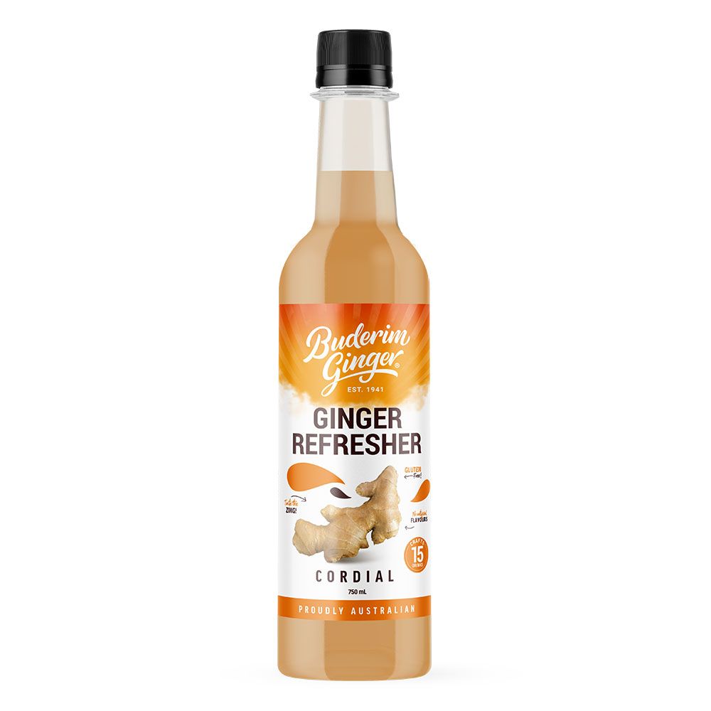 Flasche mit Etikett. Aufschrift: Buderim Ginger Ingwer Refresher. Abbildung von Ingwer. Schwarzer Verschluss.