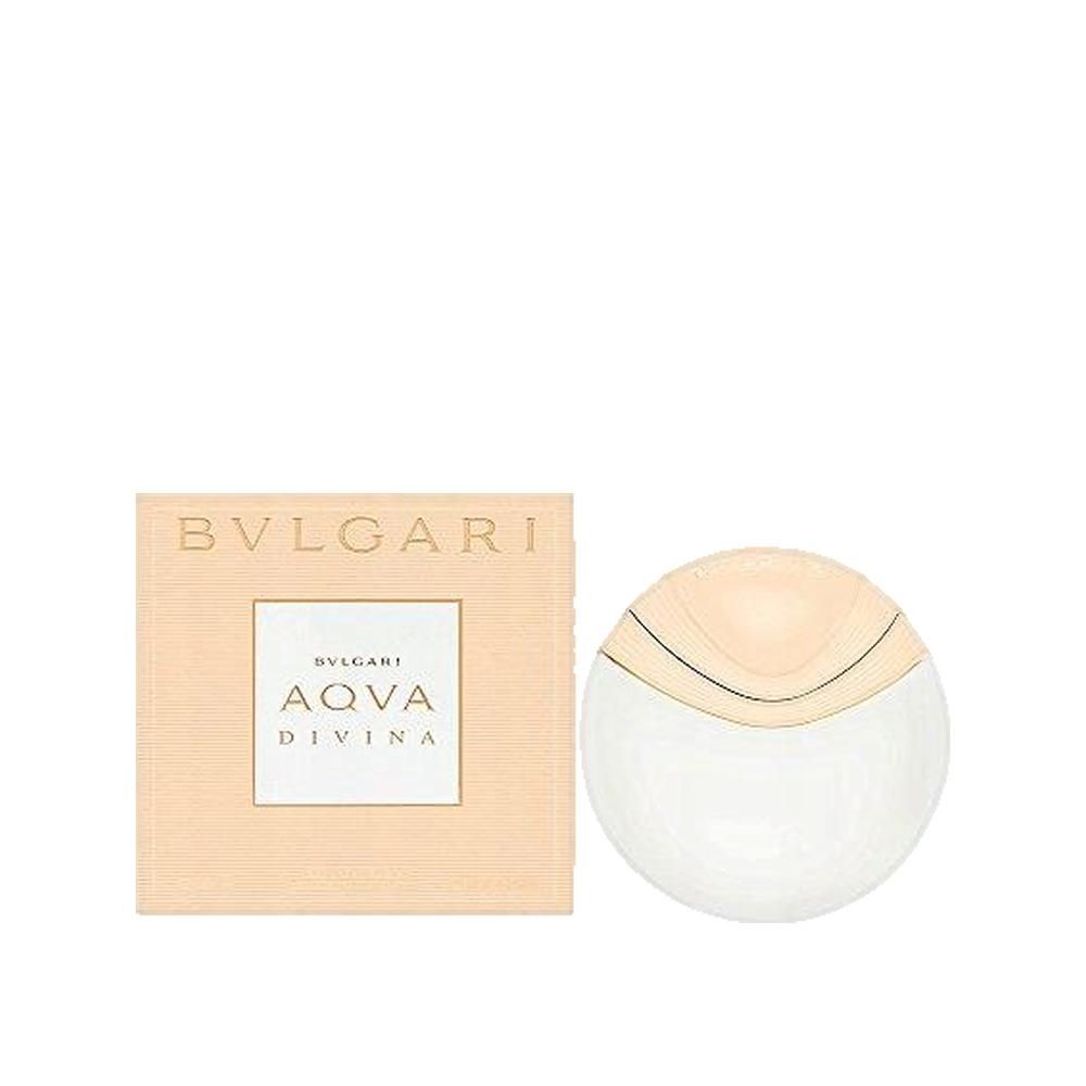 Beige Schachtel und Flakon. Auf der Schachtel steht "BVLGARI AQVA DIVINA". Der Flakon ist rund, weiß und goldfarben.