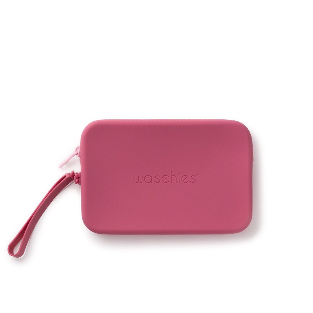 Pinkfarbene Travel Bag mit Reißverschluss und Trageschlaufe. Logo "waschies".