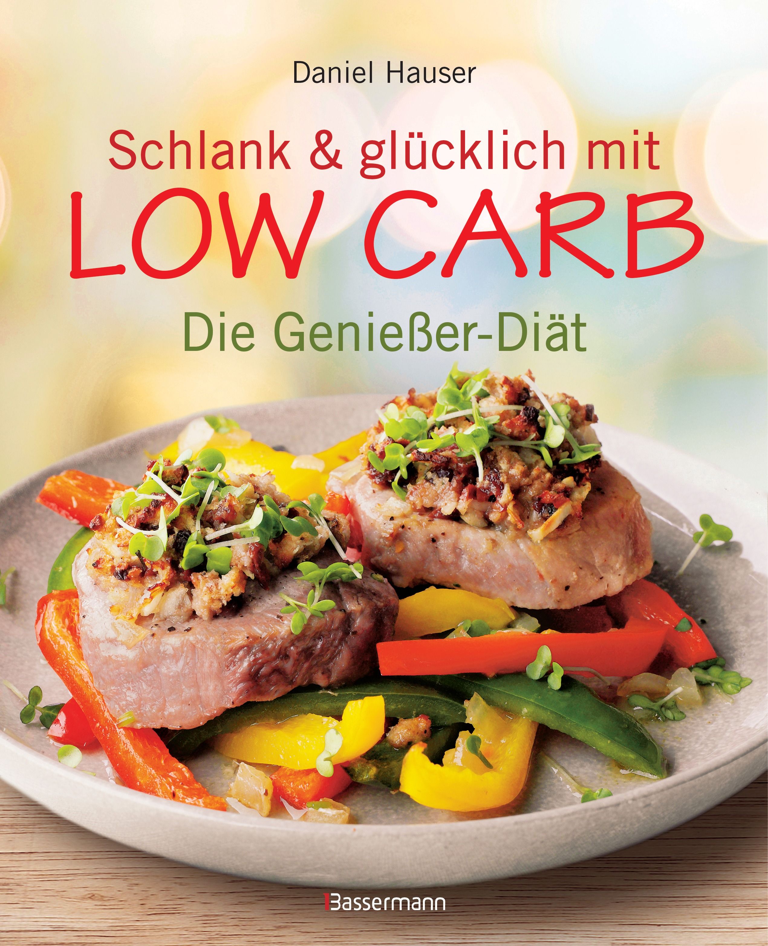 Buchcover mit Titel "Schlank & glücklich mit LOW CARB". Autor Daniel Hauser. Auf Teller angerichtetes Essen mit Gemüse.