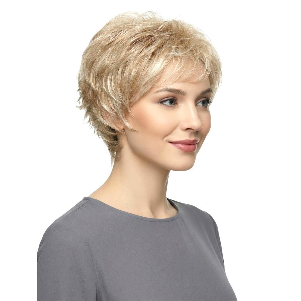 Nahaufnahme einer Frau mit blondierter Kurzhaarperücke. Die Perücke hat einen Seitenscheitel.