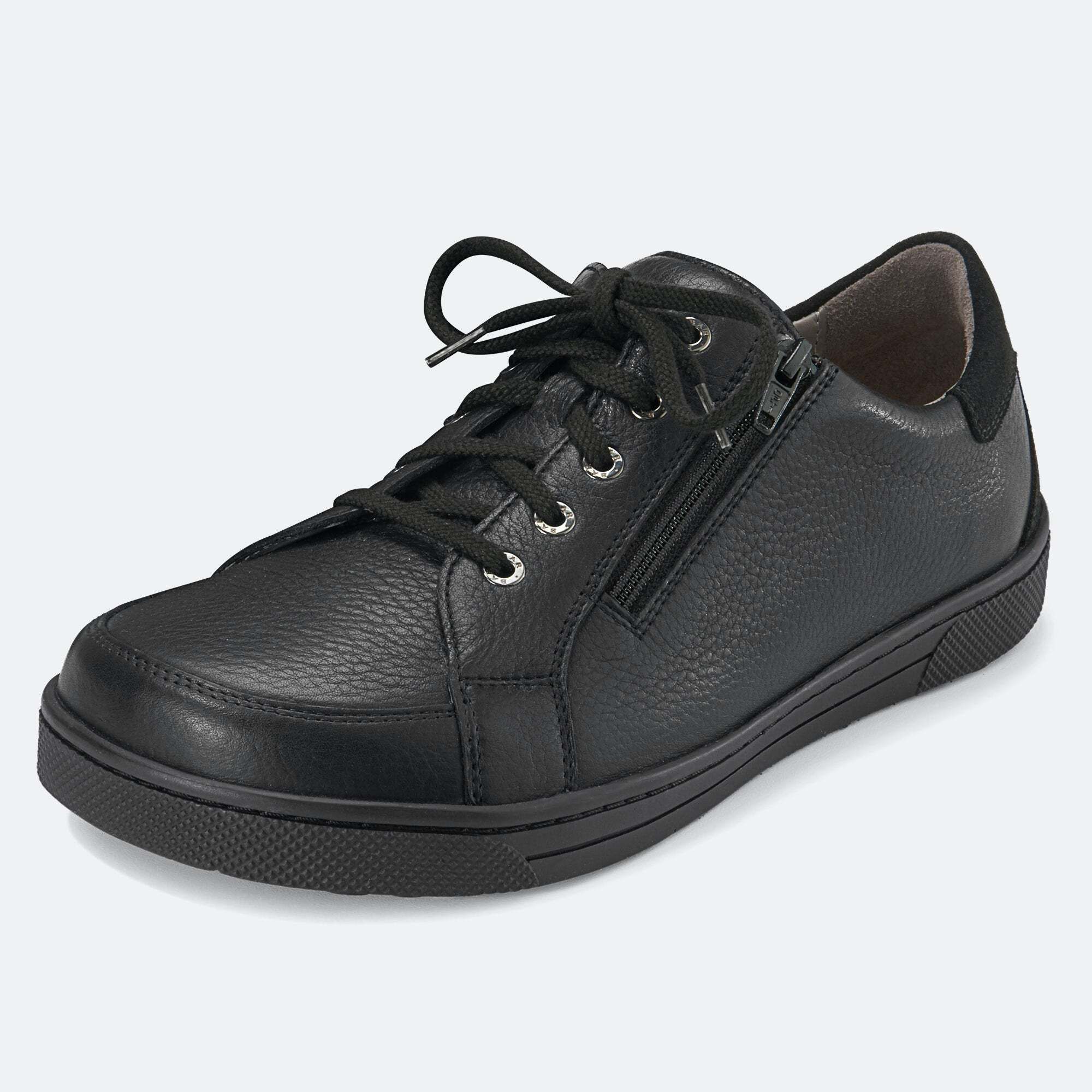 Graue Wildleder-Sneaker mit weißen Schnürsenkeln.